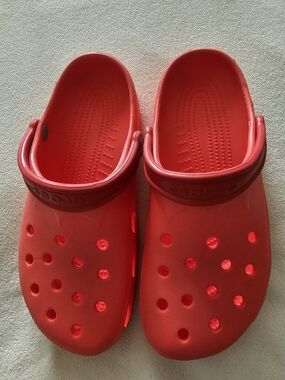 CROCS Bright Red Classic Clogs Red Rubber Slip On Sandals WOMENS 8-9 MENS 6-7